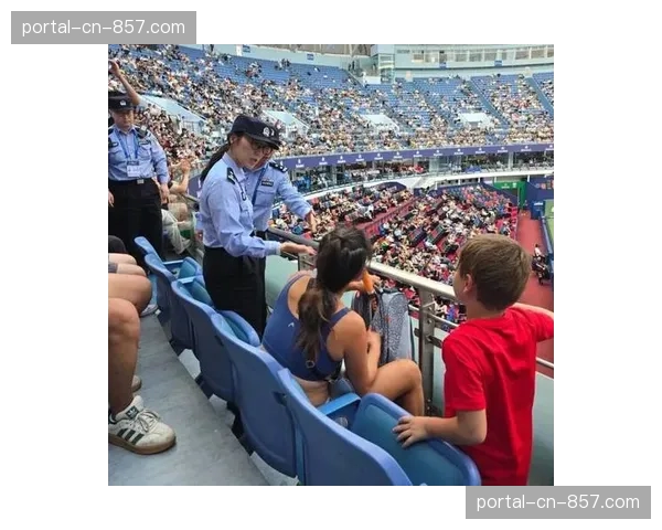 比赛因球迷向场内投掷网球中断15分钟