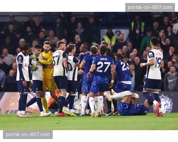 实时：比赛第70分钟，十人应战的诺丁汉森林1-0领先布伦特福德